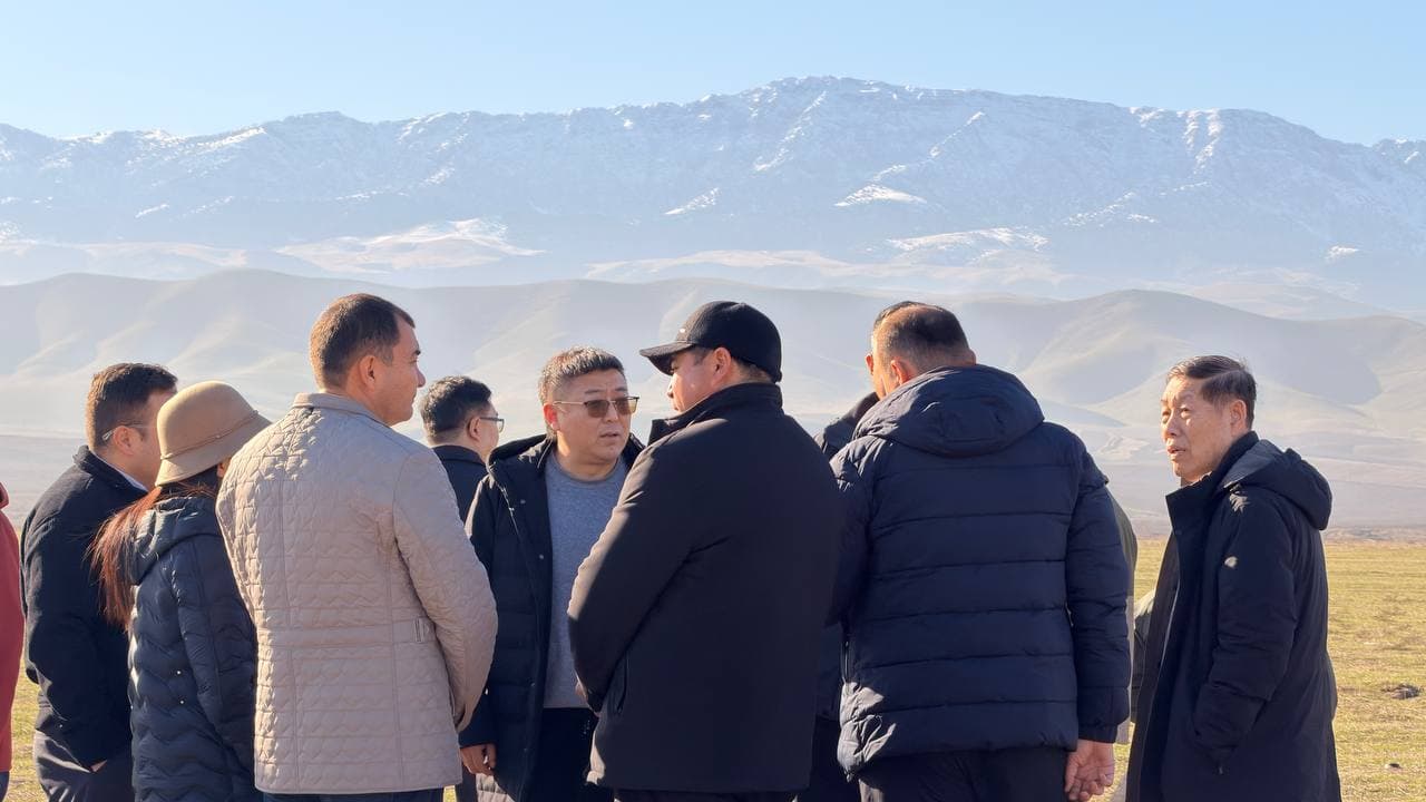 “Houyun Supply Chain” kompaniyasi 2016-yilda Xitoy Xalq Respublikasining Xenan viloyati, Denchjou shahrida tashkil etilgan. Kompaniya zamonaviy qishloq xo‘jaligi xizmatlarini ko‘rsatuvchi yirik agroservis korxonasi hisoblanadi.