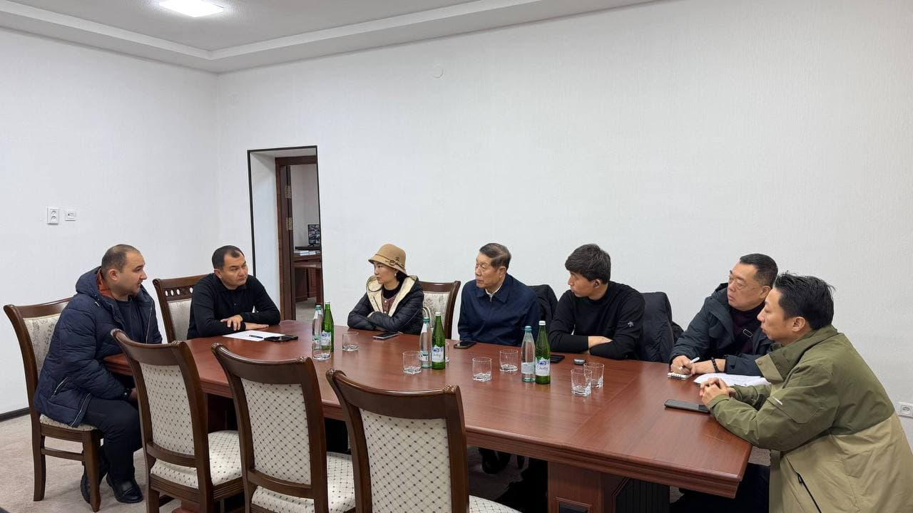 “Houyun Supply Chain” kompaniyasi 2016-yilda Xitoy Xalq Respublikasining Xenan viloyati, Denchjou shahrida tashkil etilgan. Kompaniya zamonaviy qishloq xo‘jaligi xizmatlarini ko‘rsatuvchi yirik agroservis korxonasi hisoblanadi.