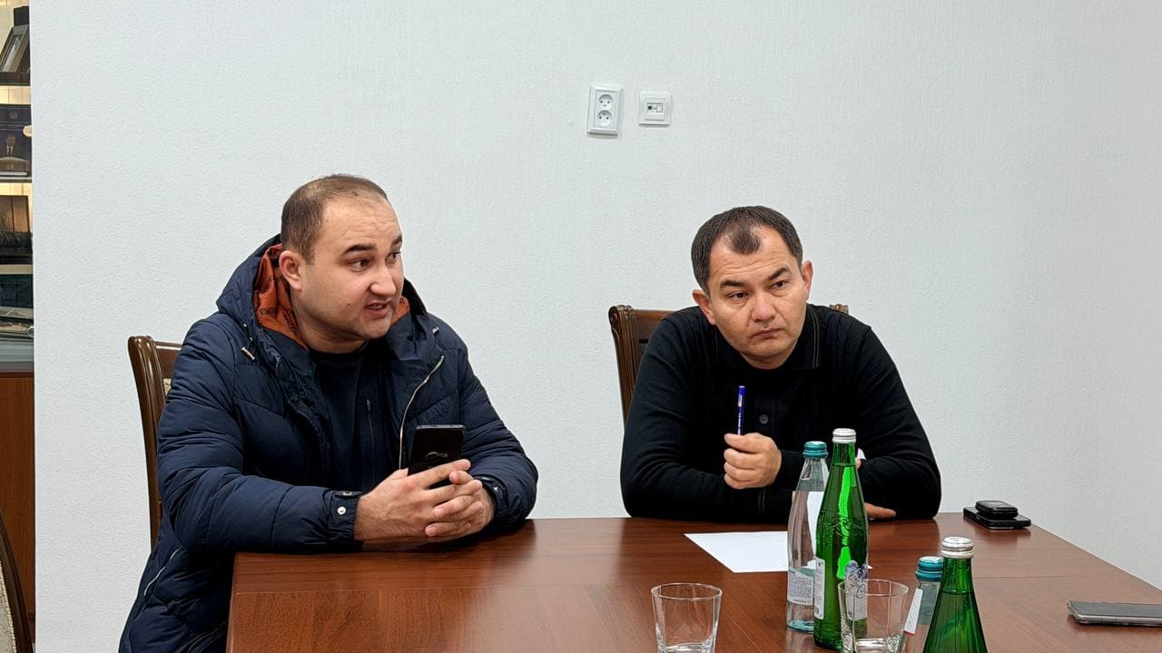 “Houyun Supply Chain” kompaniyasi 2016-yilda Xitoy Xalq Respublikasining Xenan viloyati, Denchjou shahrida tashkil etilgan. Kompaniya zamonaviy qishloq xo‘jaligi xizmatlarini ko‘rsatuvchi yirik agroservis korxonasi hisoblanadi.