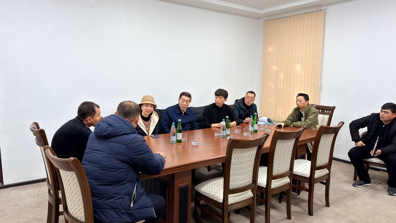 “Houyun Supply Chain” kompaniyasi 2016-yilda Xitoy Xalq Respublikasining Xenan viloyati, Denchjou shahrida tashkil etilgan. Kompaniya zamonaviy qishloq xo‘jaligi xizmatlarini ko‘rsatuvchi yirik agroservis korxonasi hisoblanadi.