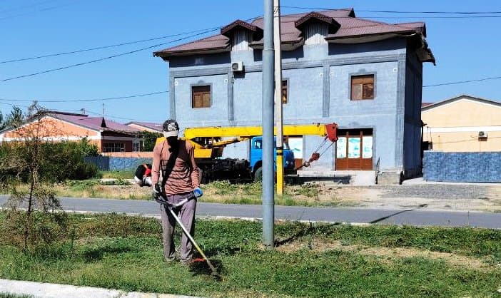 Paxtakor tumanida Mustaqillik bayrami oldidan obodonlashtirish ishlari jadallik bilan olib borilmoqda