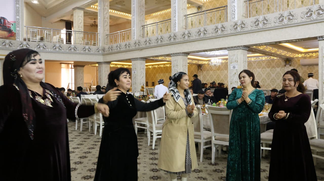 Paxtakor tumanida Qishloq xo‘jaligi xodimlari kuni munosabati bilan tantanali bayram tadbiri tashkil etildi. 🌾