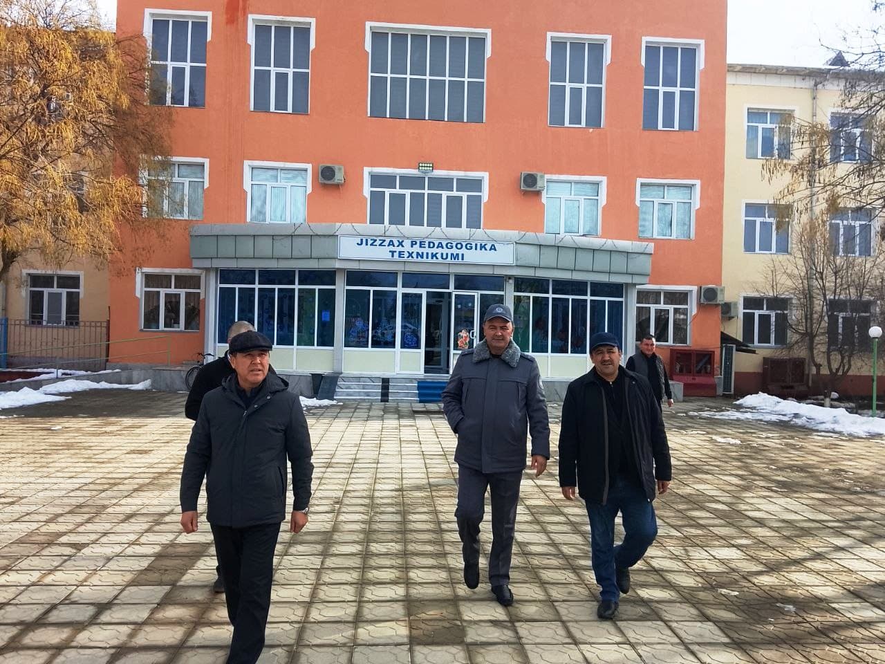 Paxtakor tumani rahbarlari Pedagogika texnikumida o‘rganish ishlarini olib bordilar