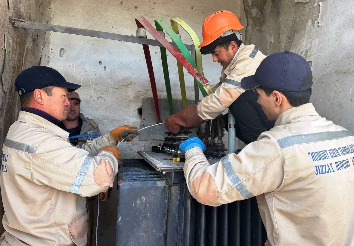 Paxtakor tumani elektr tarmoqlari korxonasi xodimlari tomonidan aholiga qulayliklar yaratish maqsadida hududlarda amaliy ishlar olib borilmoqda.
