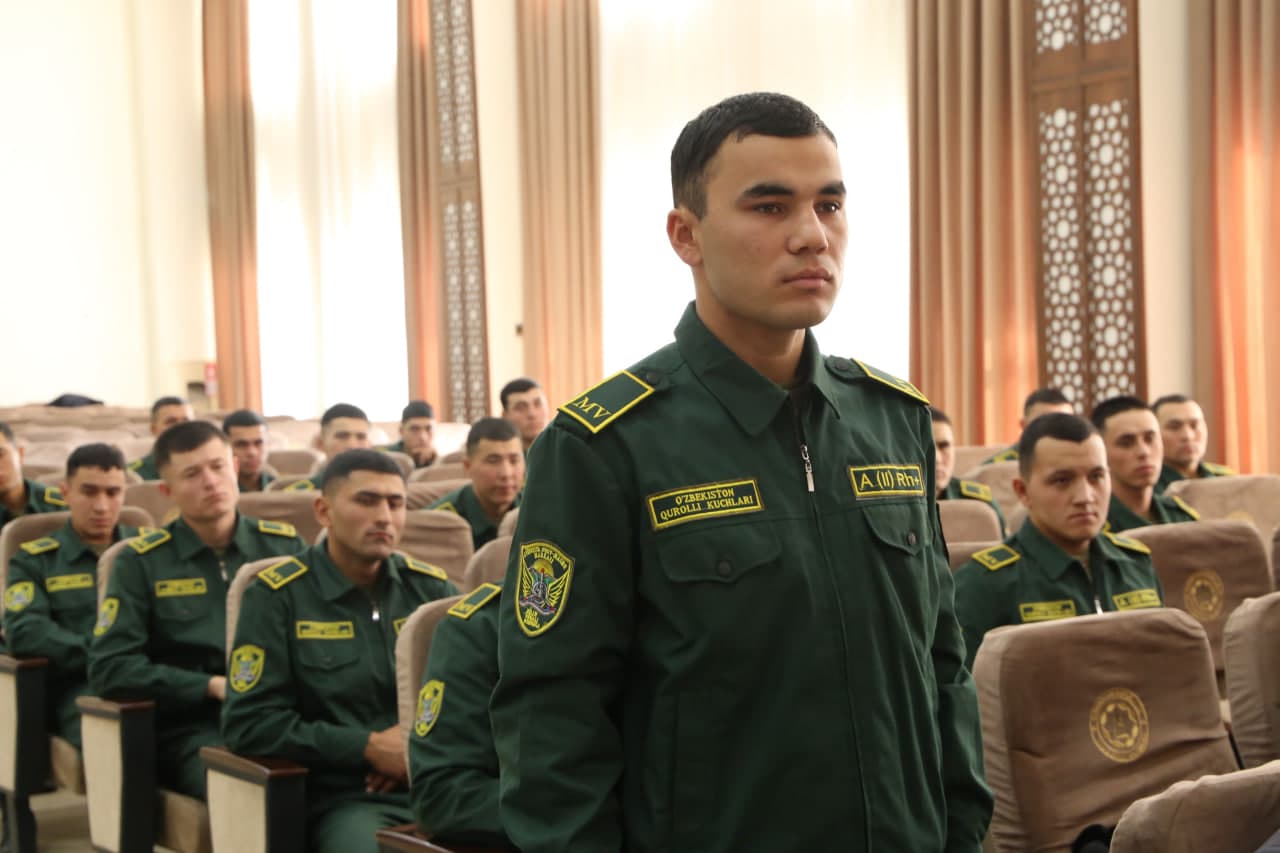 Paxtakor tumani hokimi muddatli harbiy xizmatni o‘tayotgan askarlar bilan uchrashdi.