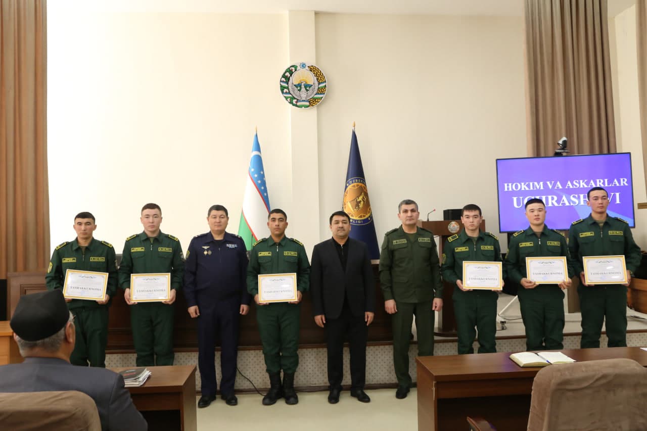 Paxtakor tumani hokimi muddatli harbiy xizmatni o‘tayotgan askarlar bilan uchrashdi.