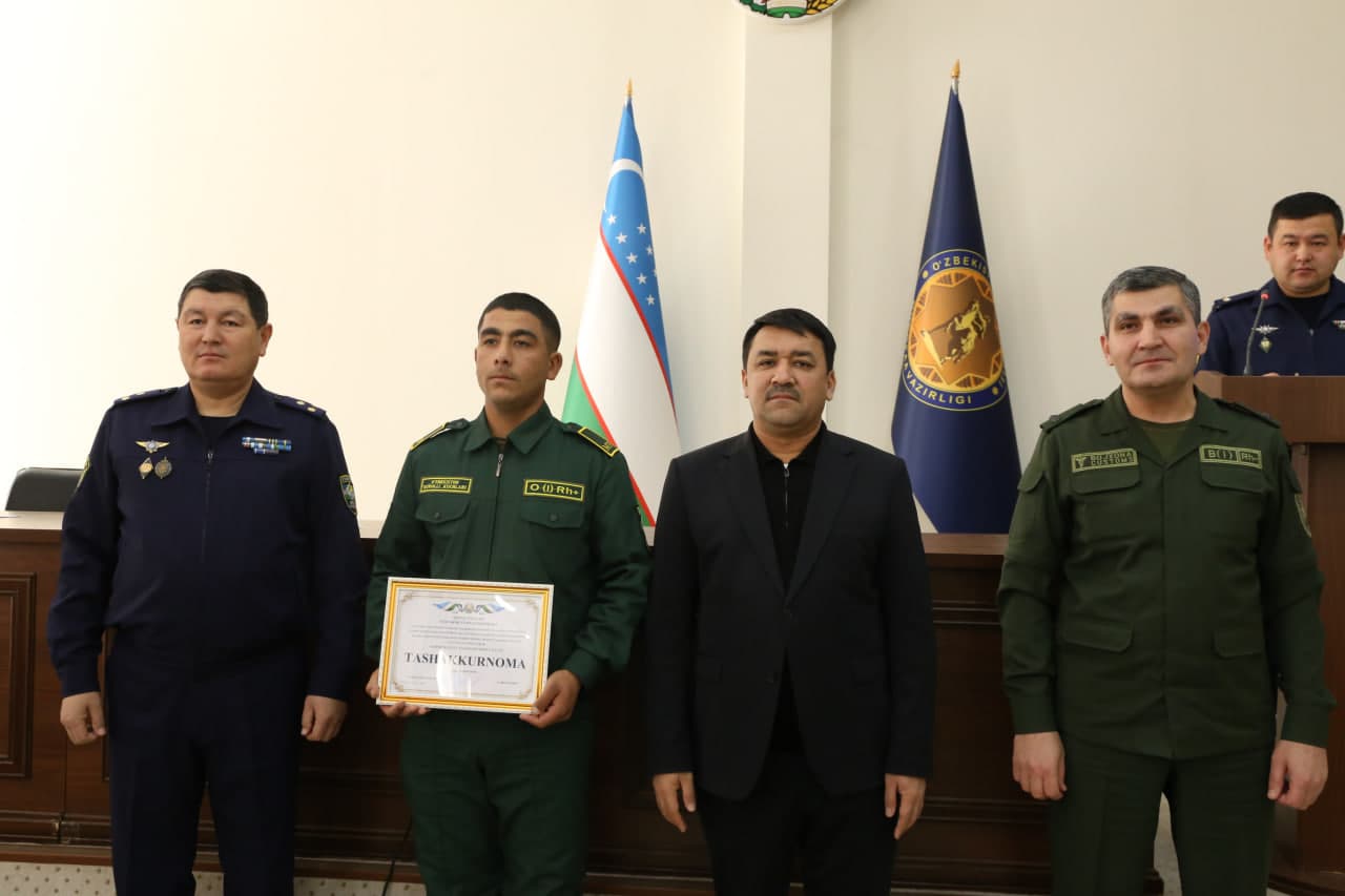 Paxtakor tumani hokimi muddatli harbiy xizmatni o‘tayotgan askarlar bilan uchrashdi.