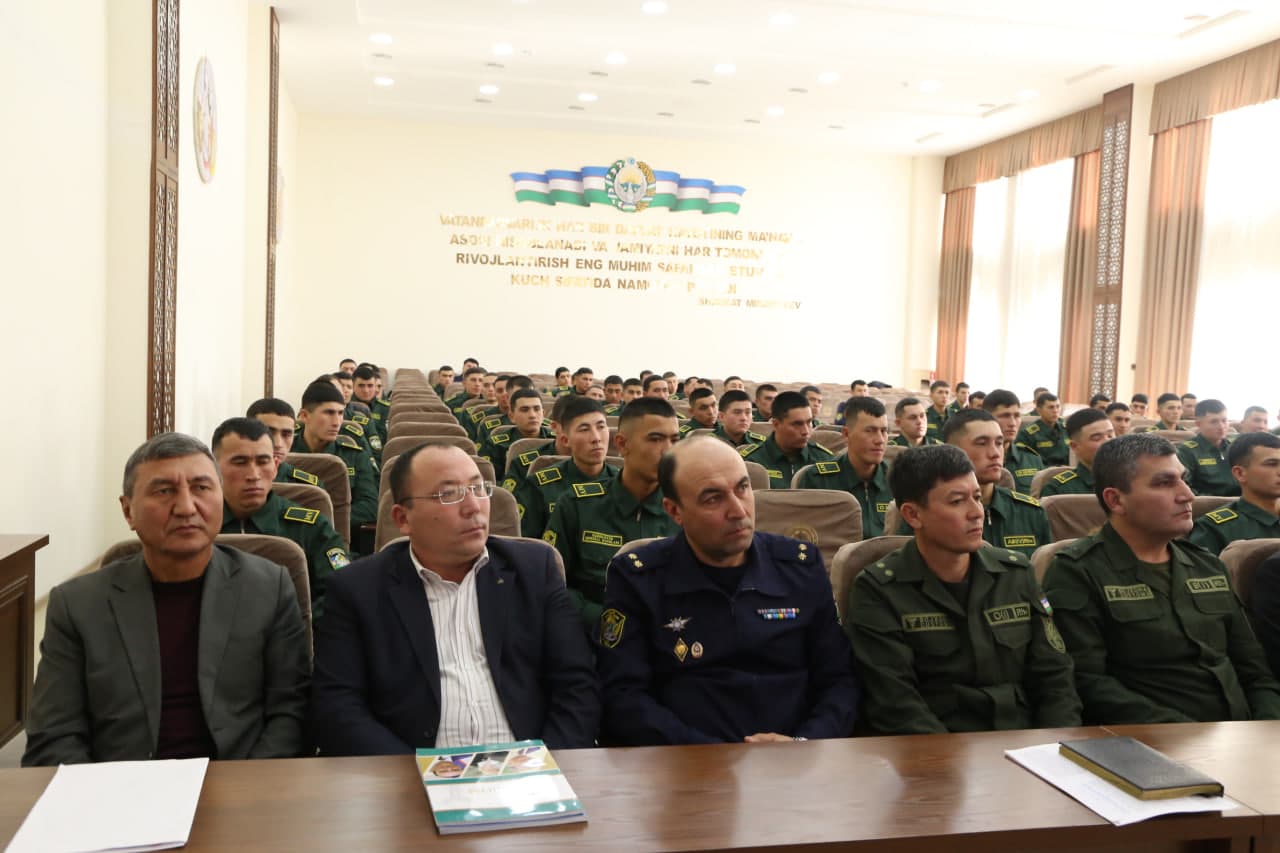 Paxtakor tumani hokimi muddatli harbiy xizmatni o‘tayotgan askarlar bilan uchrashdi.