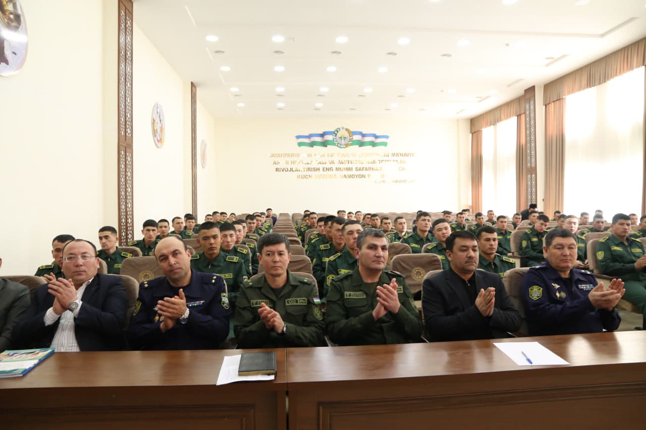 Paxtakor tumani hokimi muddatli harbiy xizmatni o‘tayotgan askarlar bilan uchrashdi.