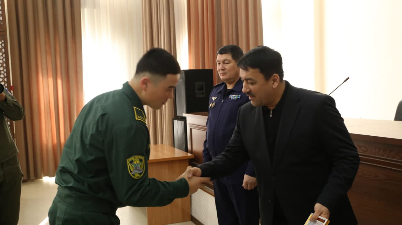 Paxtakor tumani hokimi muddatli harbiy xizmatni o‘tayotgan askarlar bilan uchrashdi.