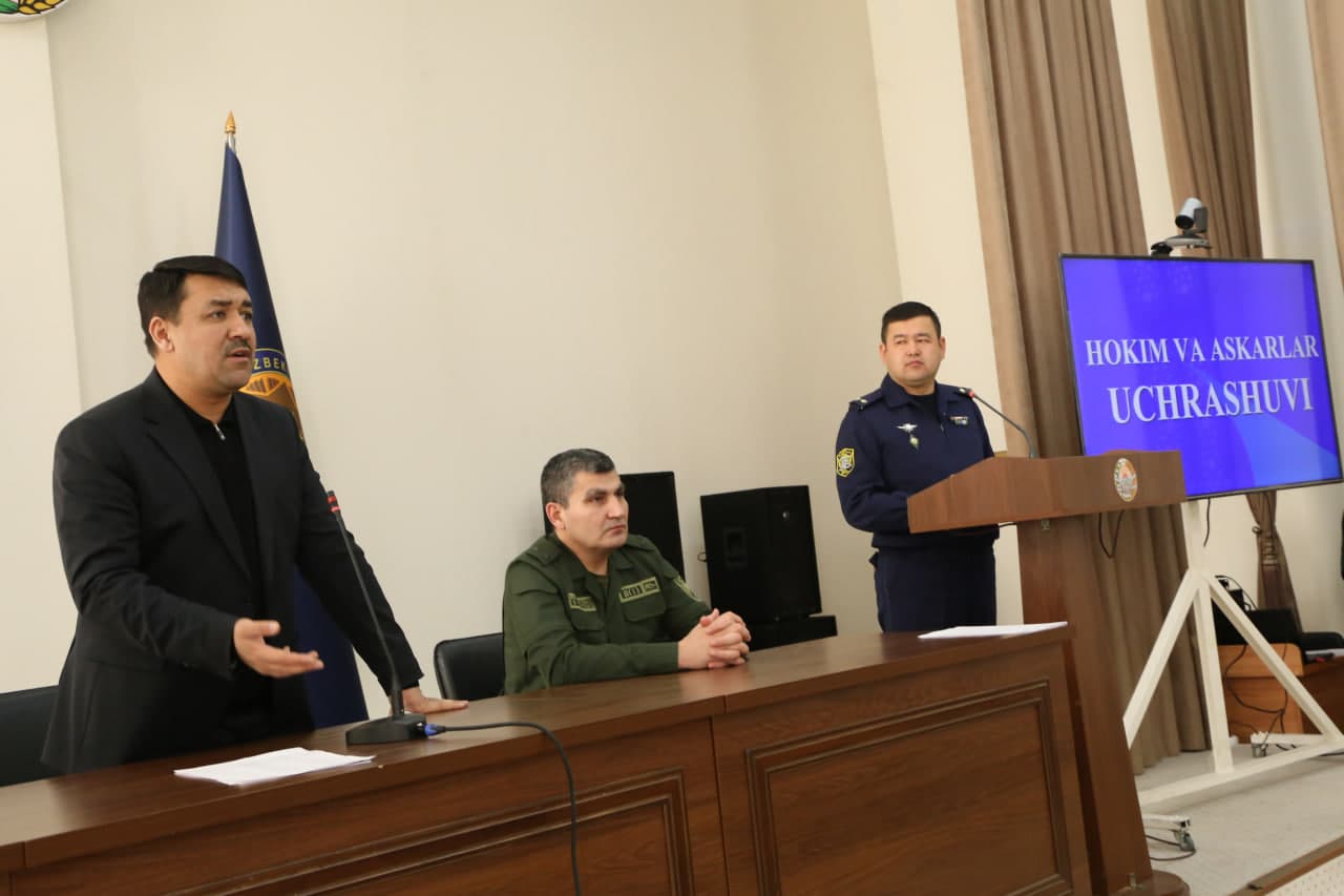 Paxtakor tumani hokimi muddatli harbiy xizmatni o‘tayotgan askarlar bilan uchrashdi.