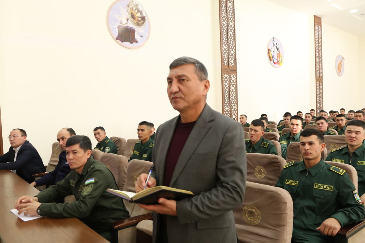 Paxtakor tumani hokimi muddatli harbiy xizmatni o‘tayotgan askarlar bilan uchrashdi.