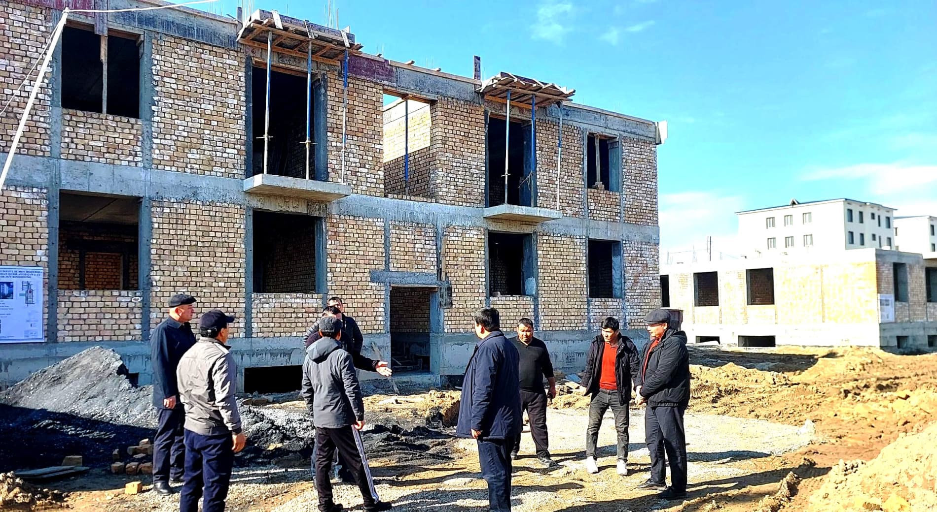 Paxtakor tumanida zamonaviy uy-joylar qurilishi izchil davom etmoqda