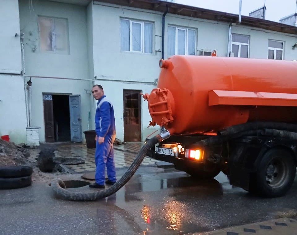 Suv ta’minoti korxonasi xodimlari tomonidan 24 soatlik uzluksiz ish rejimida aholiga qulaylik yaratmoqda
