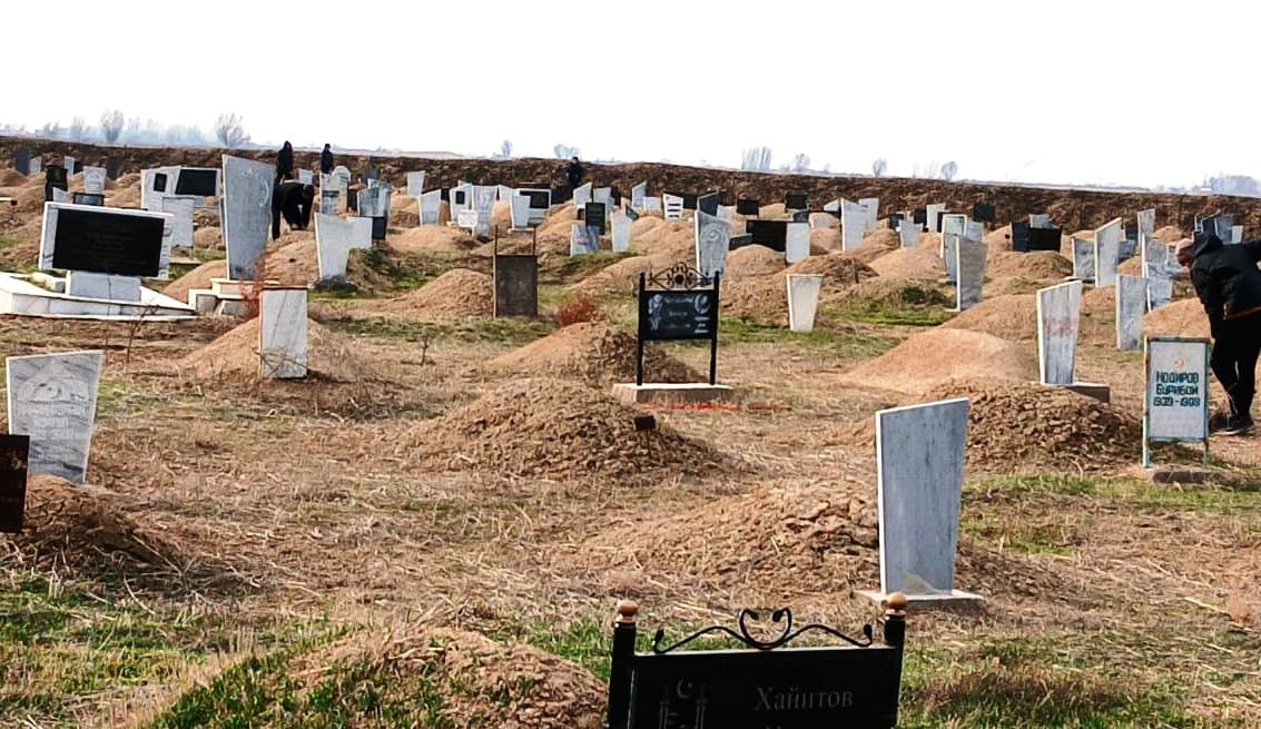 Paxtakor tumanida qabristonlarda obodonlashtirish ishlari olib borilmoqda