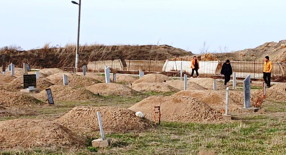 Paxtakor tumanida qabristonlarda obodonlashtirish ishlari olib borilmoqda