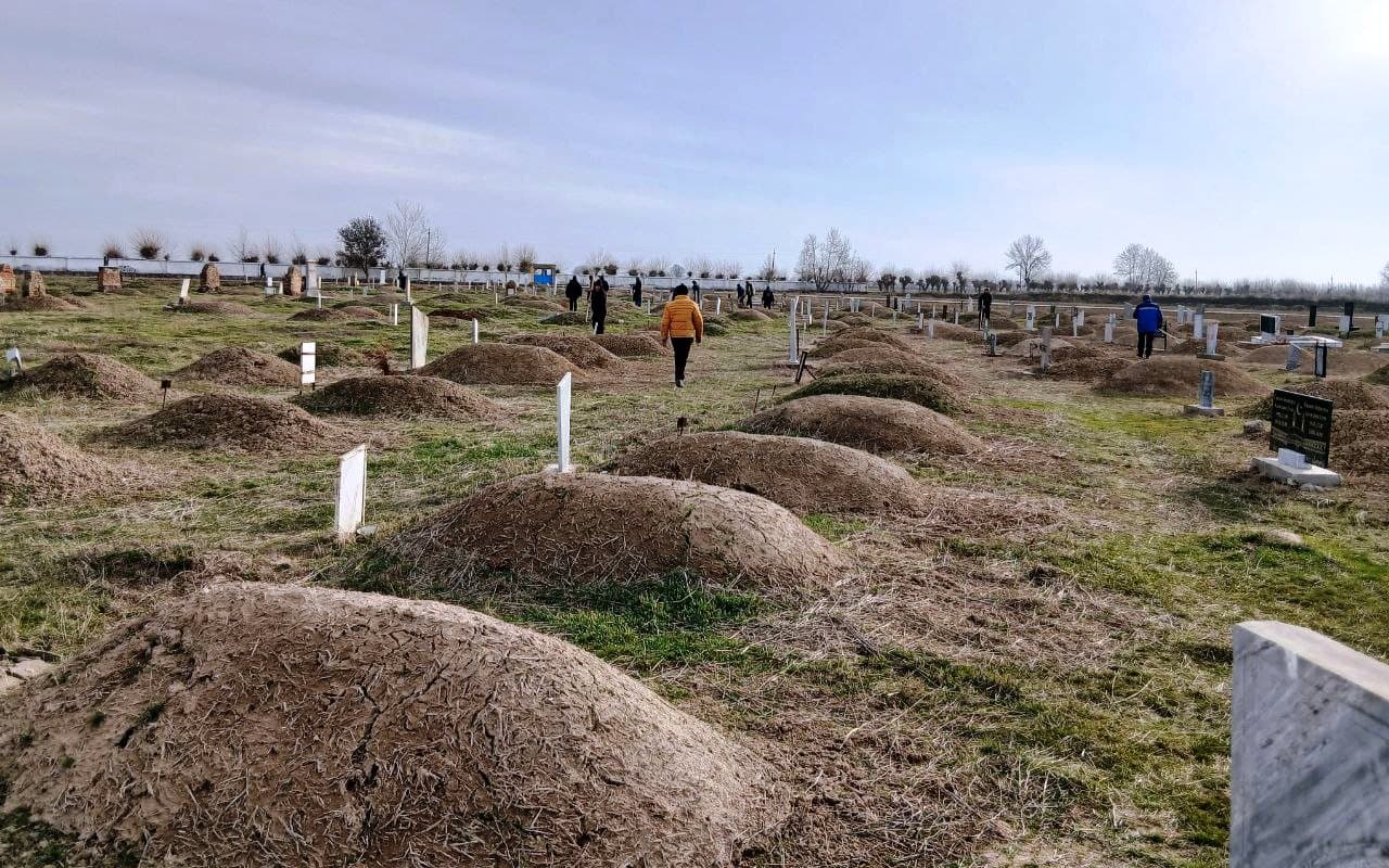 Paxtakor tumanida qabristonlarda obodonlashtirish ishlari olib borilmoqda