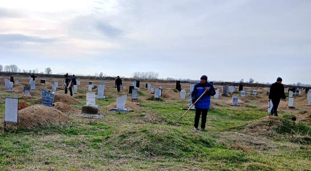 Paxtakor tumanida qabristonlarda obodonlashtirish ishlari olib borilmoqda