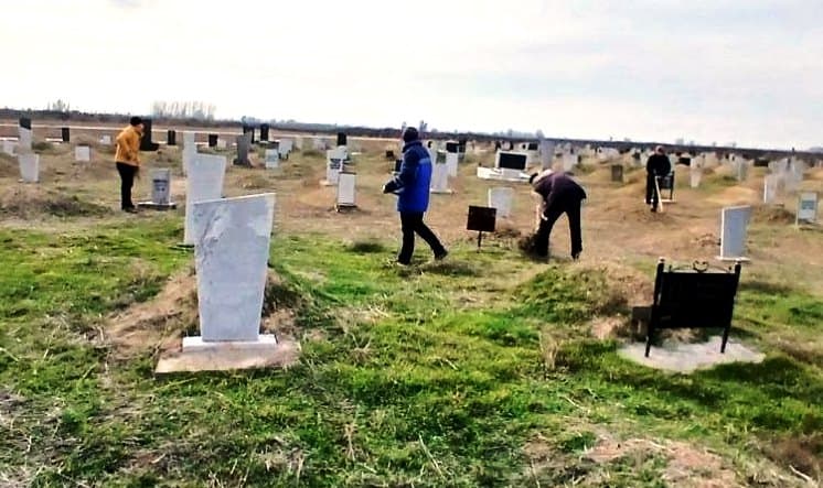 Paxtakor tumanida qabristonlarda obodonlashtirish ishlari olib borilmoqda