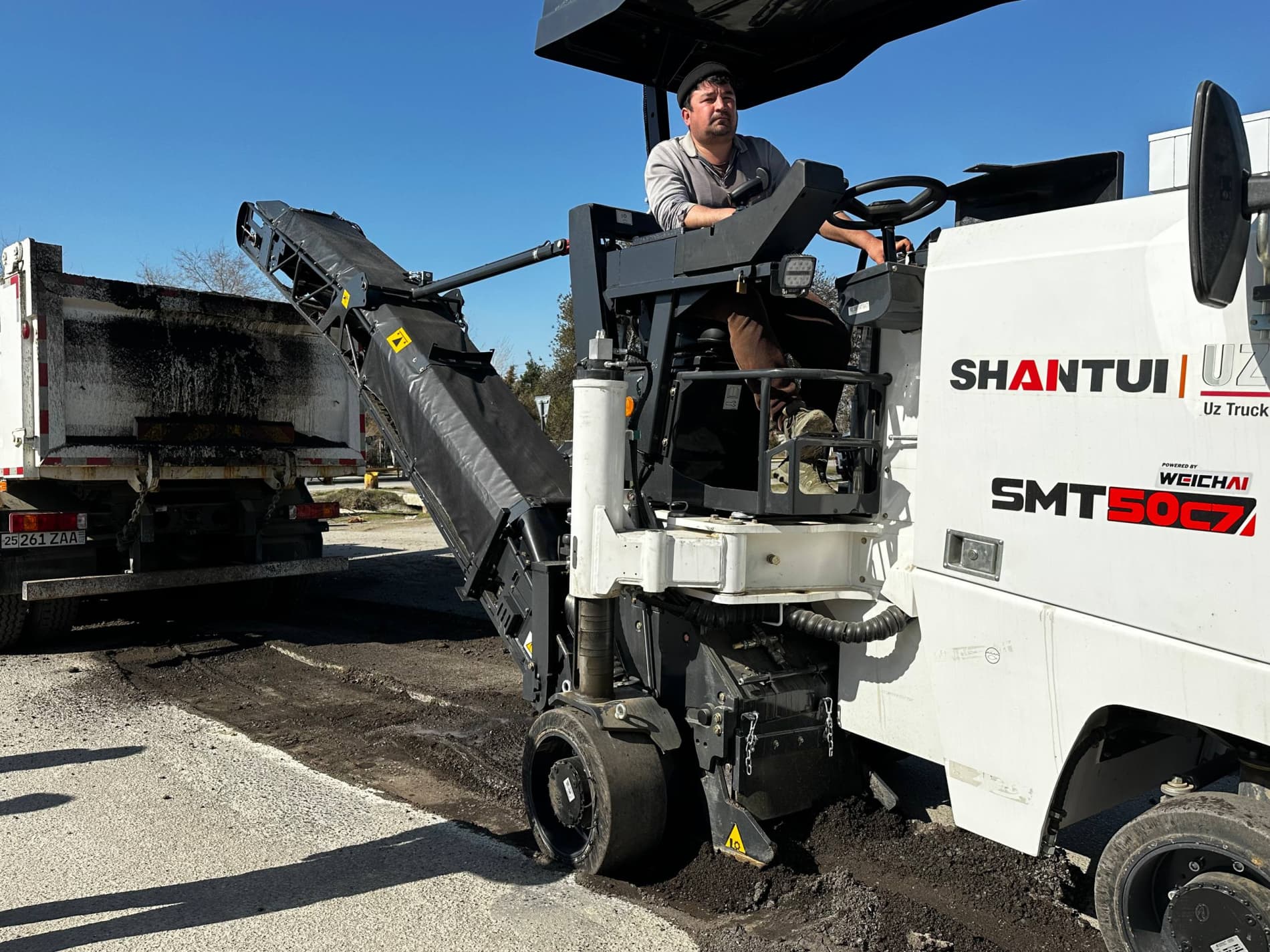 Paxtakor tumani markaziy ichki yo‘llari bosqichma-bosqich ta’mirlanmoqda