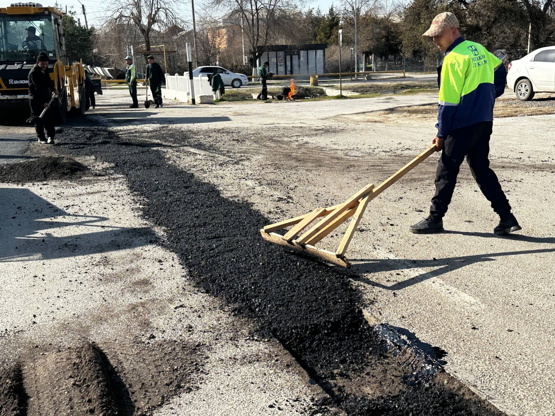 Paxtakor tumani markaziy ichki yo‘llari bosqichma-bosqich ta’mirlanmoqda