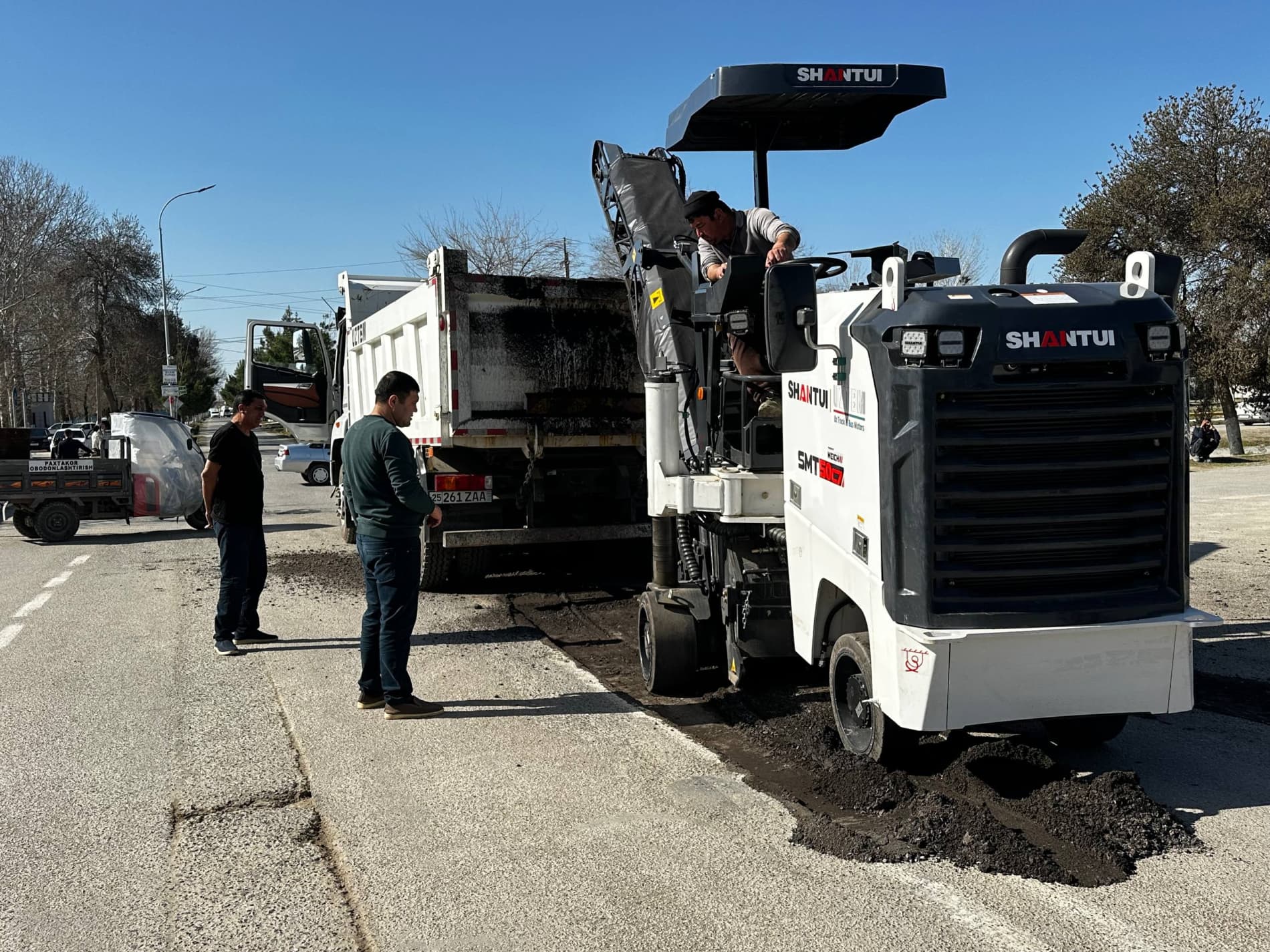 Paxtakor tumani markaziy ichki yo‘llari bosqichma-bosqich ta’mirlanmoqda