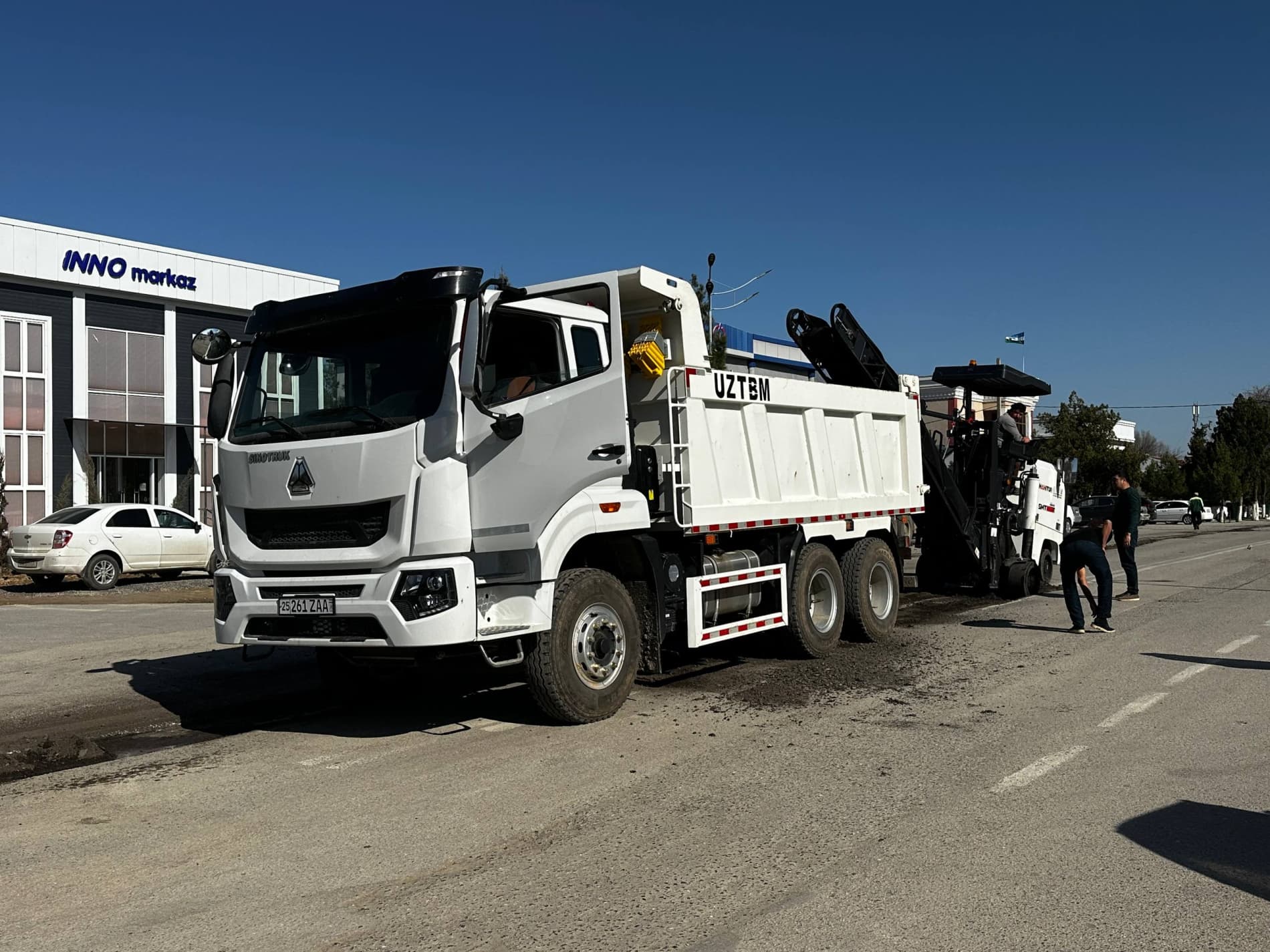 Paxtakor tumani markaziy ichki yo‘llari bosqichma-bosqich ta’mirlanmoqda