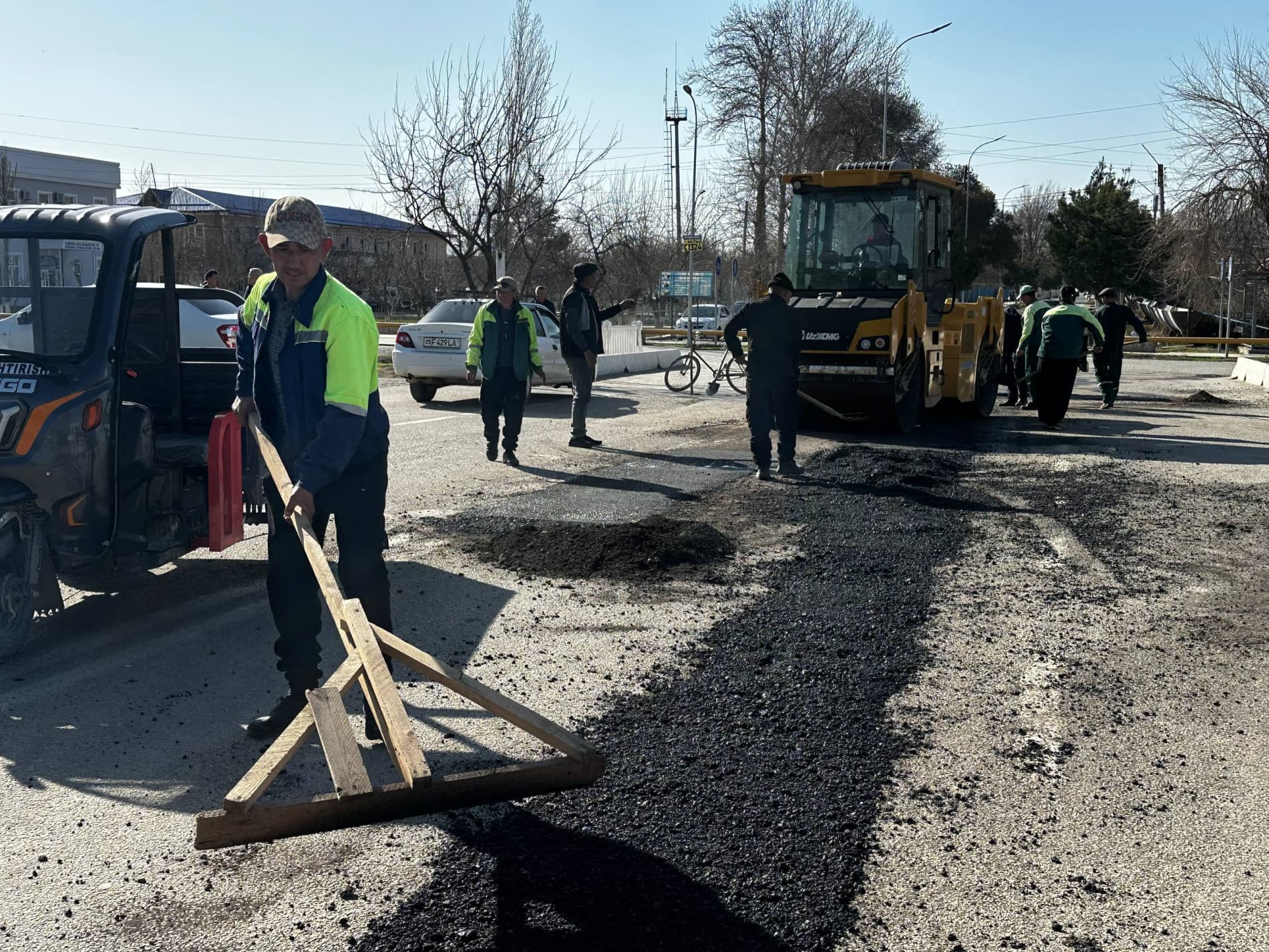 Paxtakor tumani markaziy ichki yo‘llari bosqichma-bosqich ta’mirlanmoqda