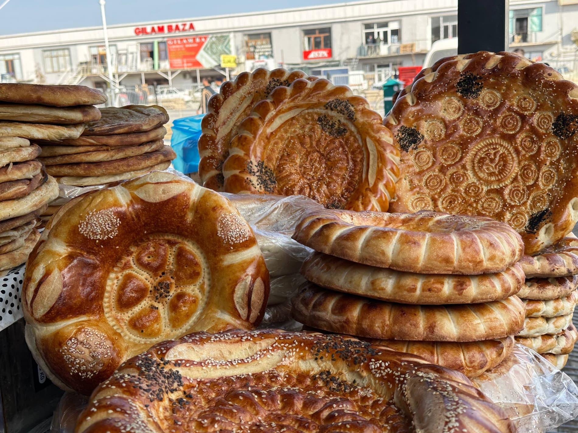 PAXTAKOR TUMANI “EKOBOZOR”DA ARZONLASHTIRILGAN SAVDO YARMARKASI TASHKIL ETILDI