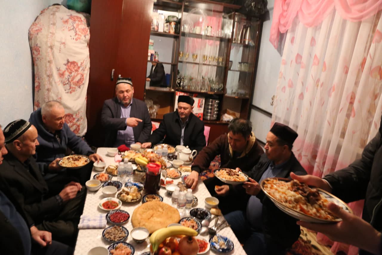 Do'stlik mahallasida Ramazon oyi munosabati bilan mahalla vakillari tomonidan iftorlik dasturxoni tashkil etildi.