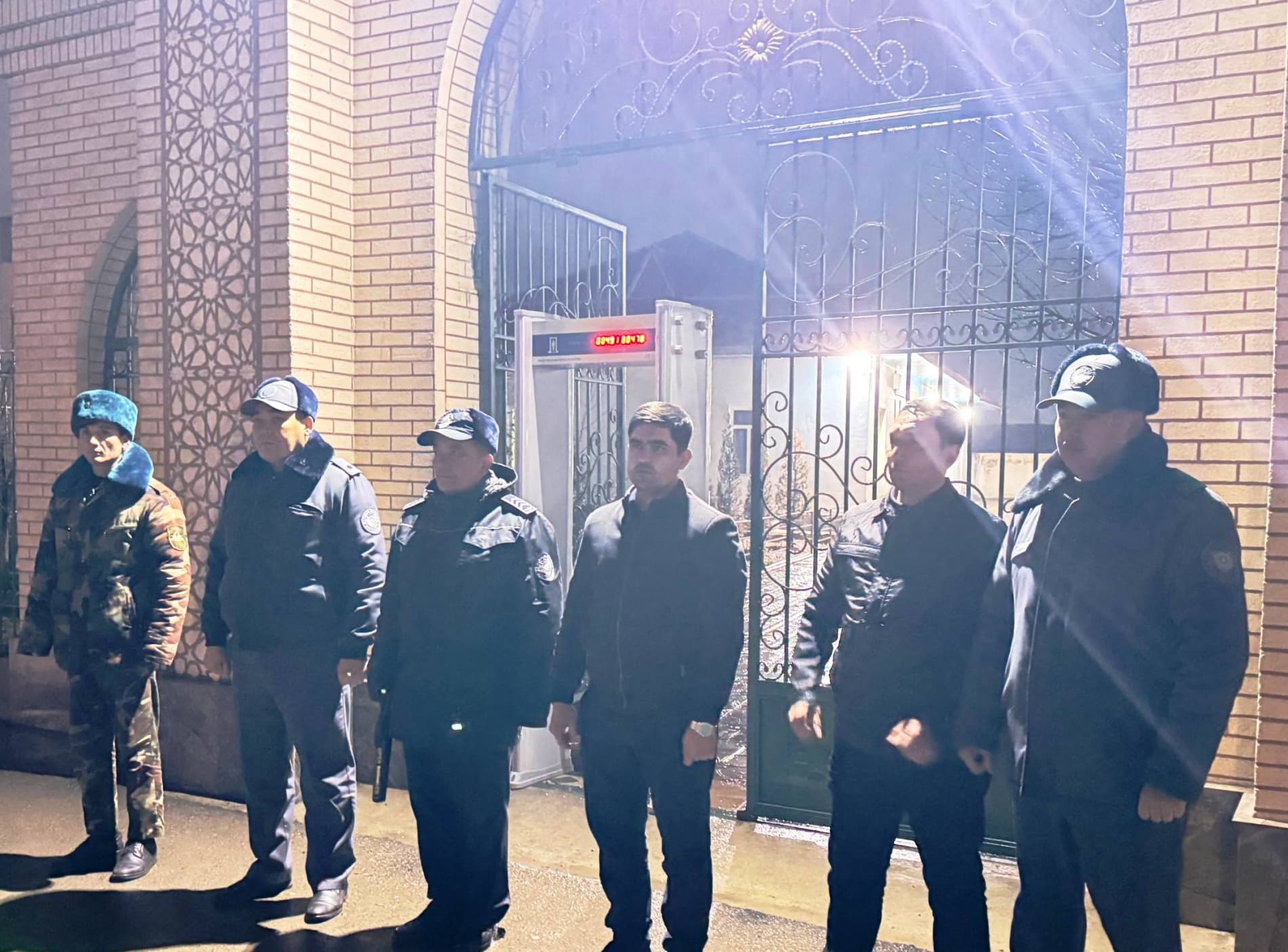 Mahallada qarorlar ijrosi yuzasidan amalga oshirilayotgan ishlar atroflicha ko‘zdan kechirildi.