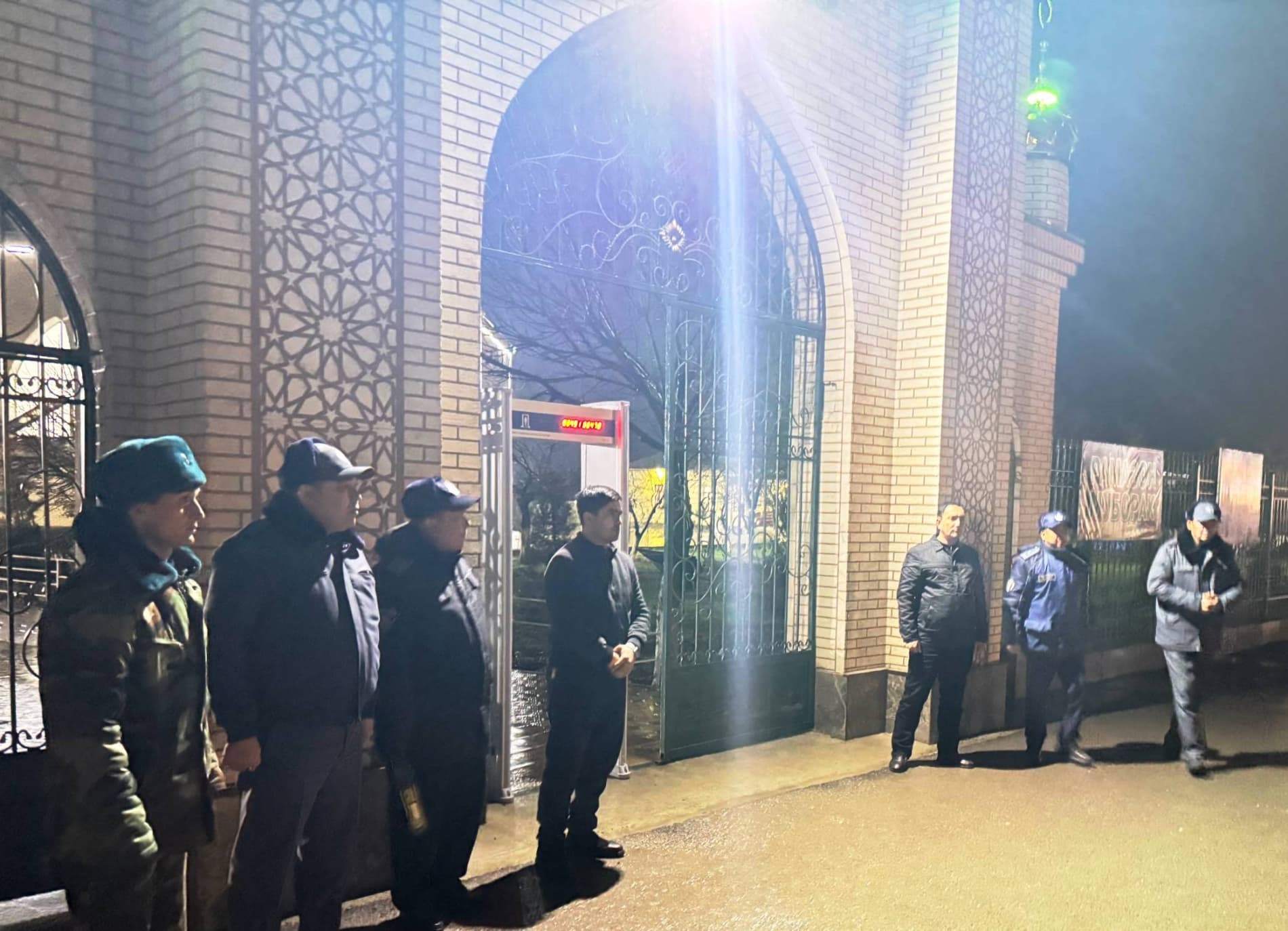 Mahallada qarorlar ijrosi yuzasidan amalga oshirilayotgan ishlar atroflicha ko‘zdan kechirildi.