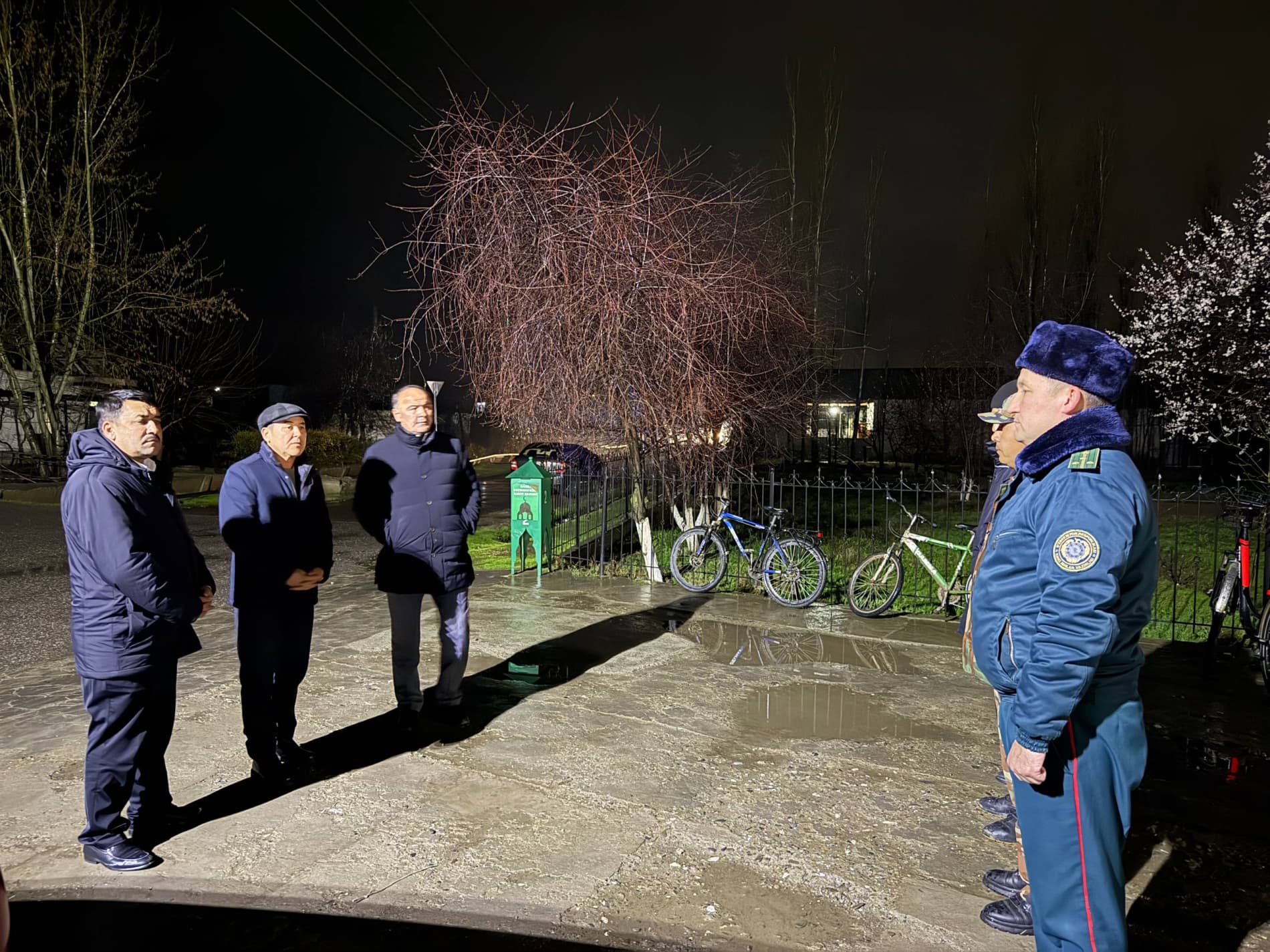 Mahallada qarorlar ijrosi yuzasidan amalga oshirilayotgan ishlar atroflicha ko‘zdan kechirildi.