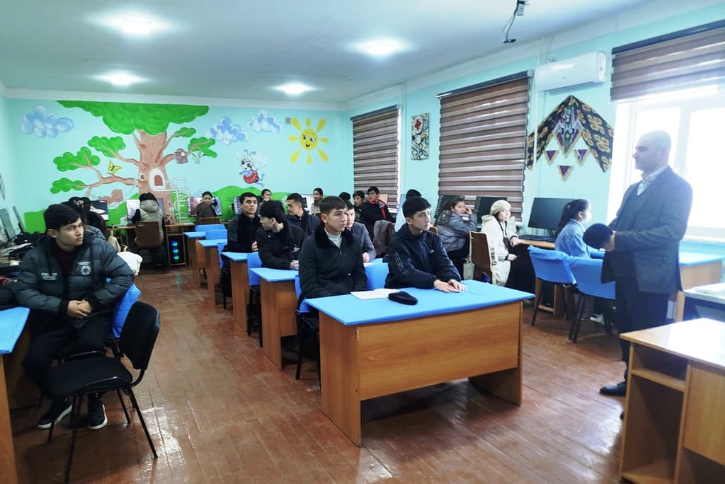 Yoshlar kuni munosabati bilan Paxtakor tumanida yoshlar bilan yana bir muhim uchrashuv tashkil etildi.