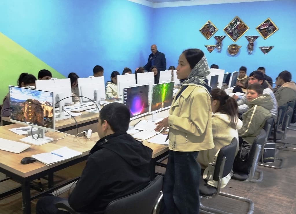 Yoshlar kuni munosabati bilan Paxtakor tumanida yoshlar bilan yana bir muhim uchrashuv tashkil etildi.