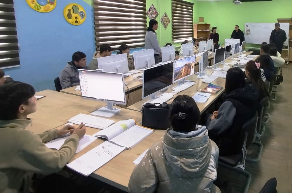 Yoshlar kuni munosabati bilan Paxtakor tumanida yoshlar bilan yana bir muhim uchrashuv tashkil etildi.