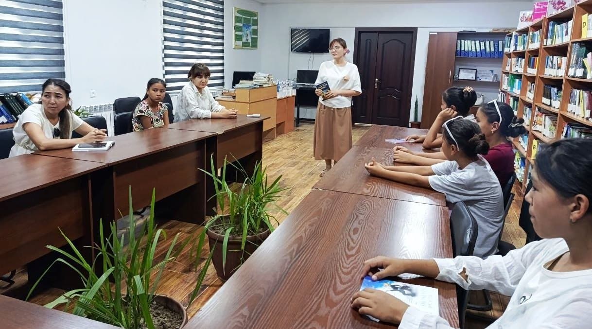 Paxtakor tuman axborot-kutubxona markazida “Kitobxonlik — kelajak poydevori” mavzusida davra suhbati o‘tkazildi