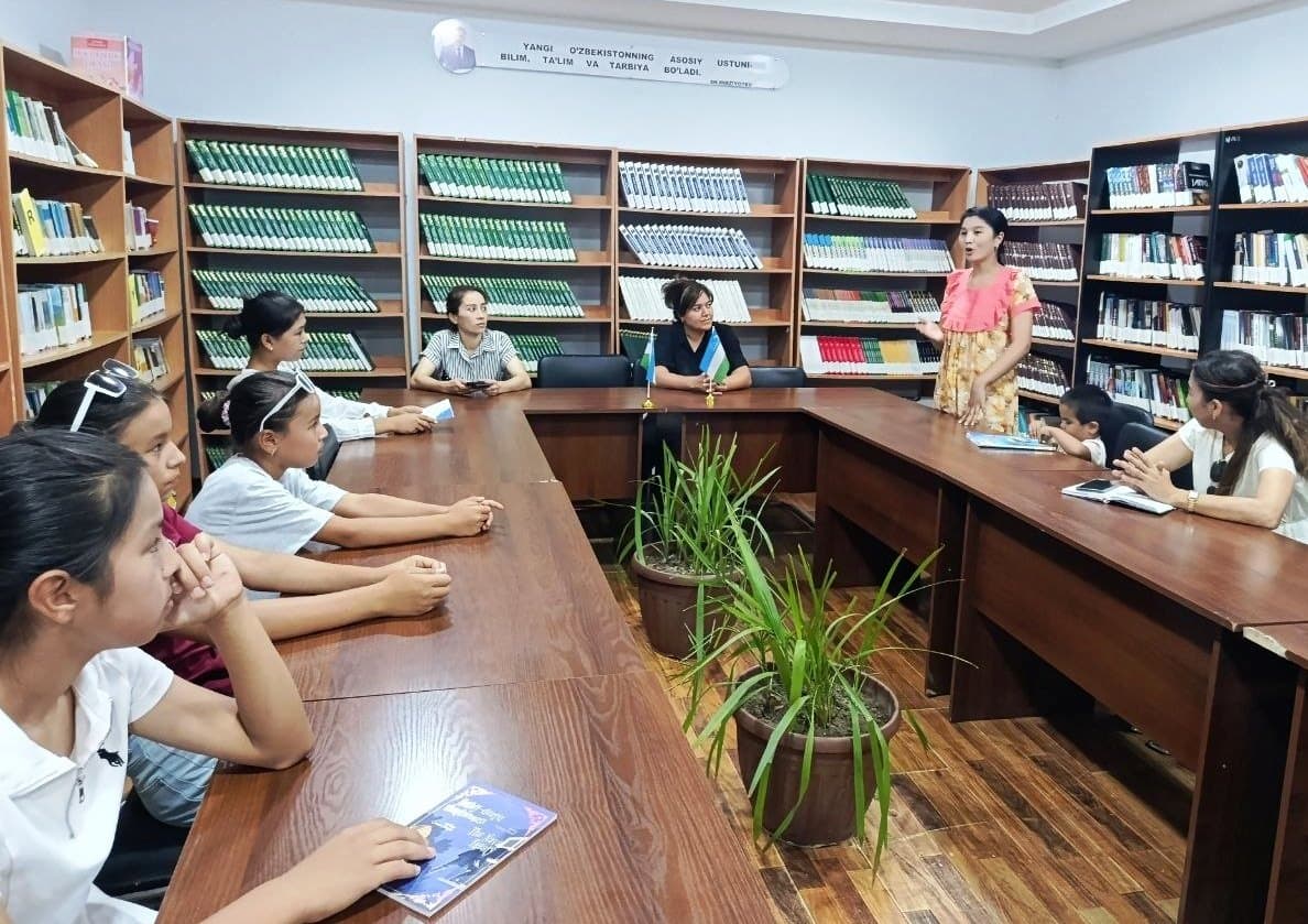 Paxtakor tuman axborot-kutubxona markazida “Kitobxonlik — kelajak poydevori” mavzusida davra suhbati o‘tkazildi