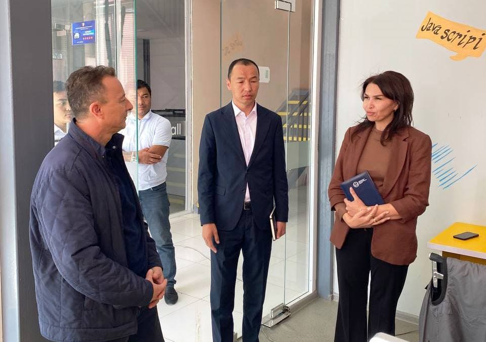 Innovatsion rivojlanish agentligi boshqarma boshlig‘i Sanjar Berdiyev Paxtakor tumaniga tashrif buyurdi.