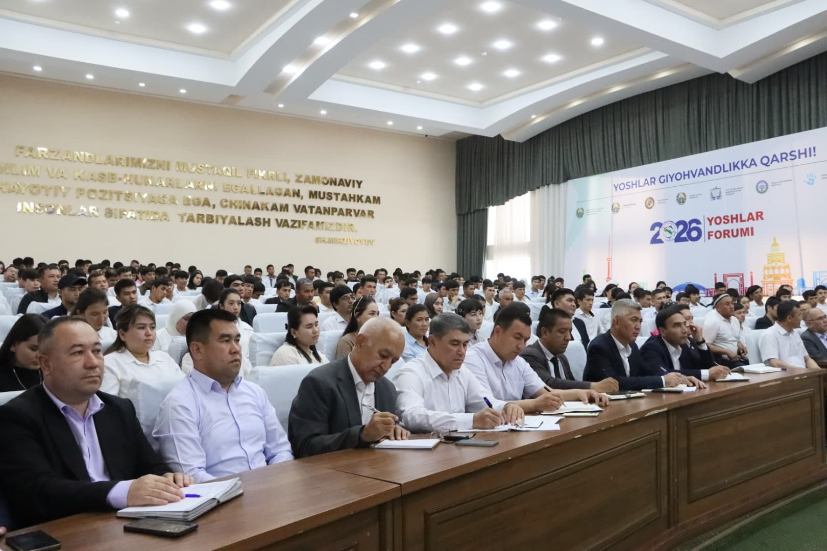 Forish tumani hokimi talabalar bilan uchrashmoqda