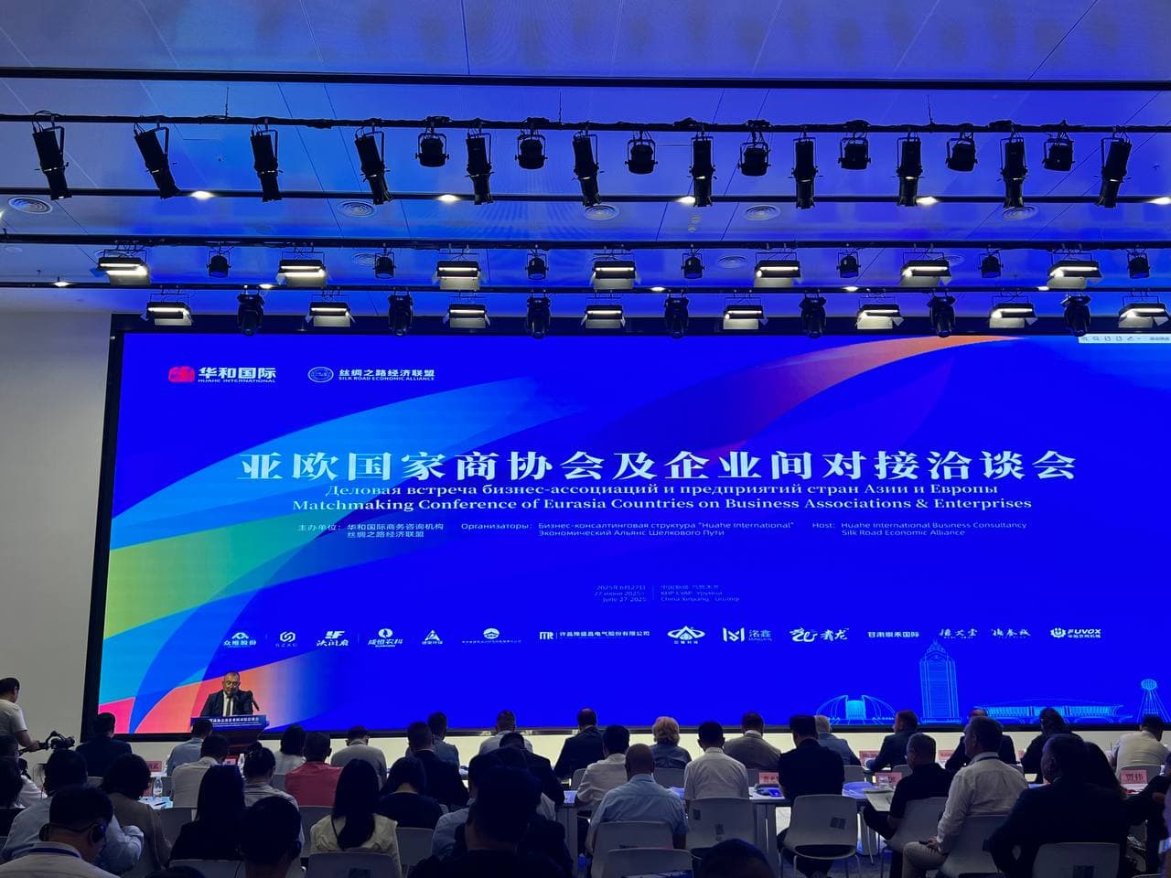 Joriy yilning 26-30 iyun kunlari “Huahe International” kompaniyasi Shinjon-Uyg‘ur avtonom rayoni (SHUAR) hukumati bilan birga Urumchida “Xitoy–Yevroosiyo EXPO-2025” Xalqaro ko‘rgazmasini tashkil qildi.