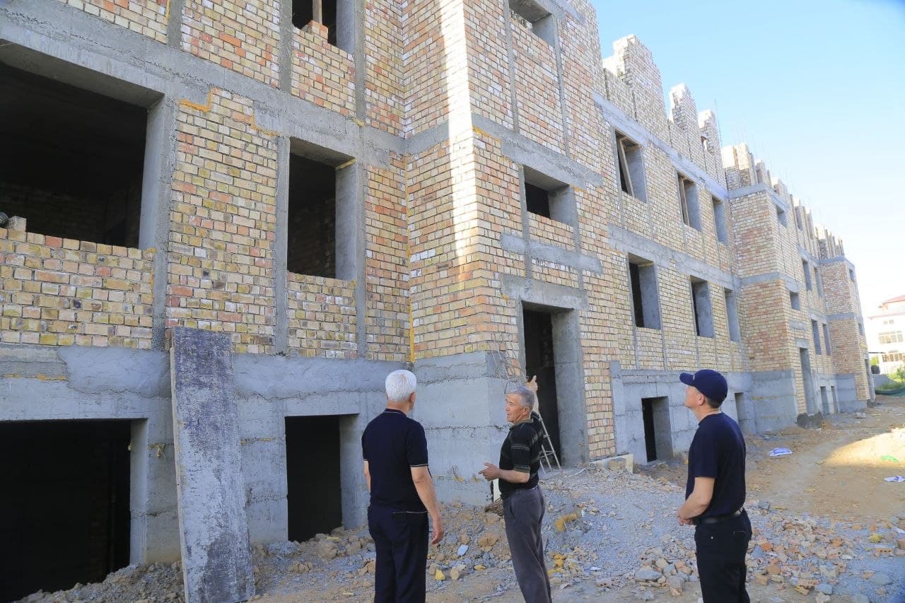 G‘allaorol tumani hokimi Baxt mahallasi hududida qurilish ishlari bilan yaqindan tanishdi