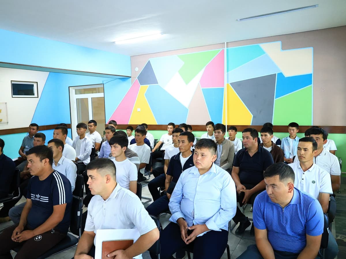 Baxmalda yoshlar bilan ochiq muloqot: taklif va tashabbuslar muhokama qilindi