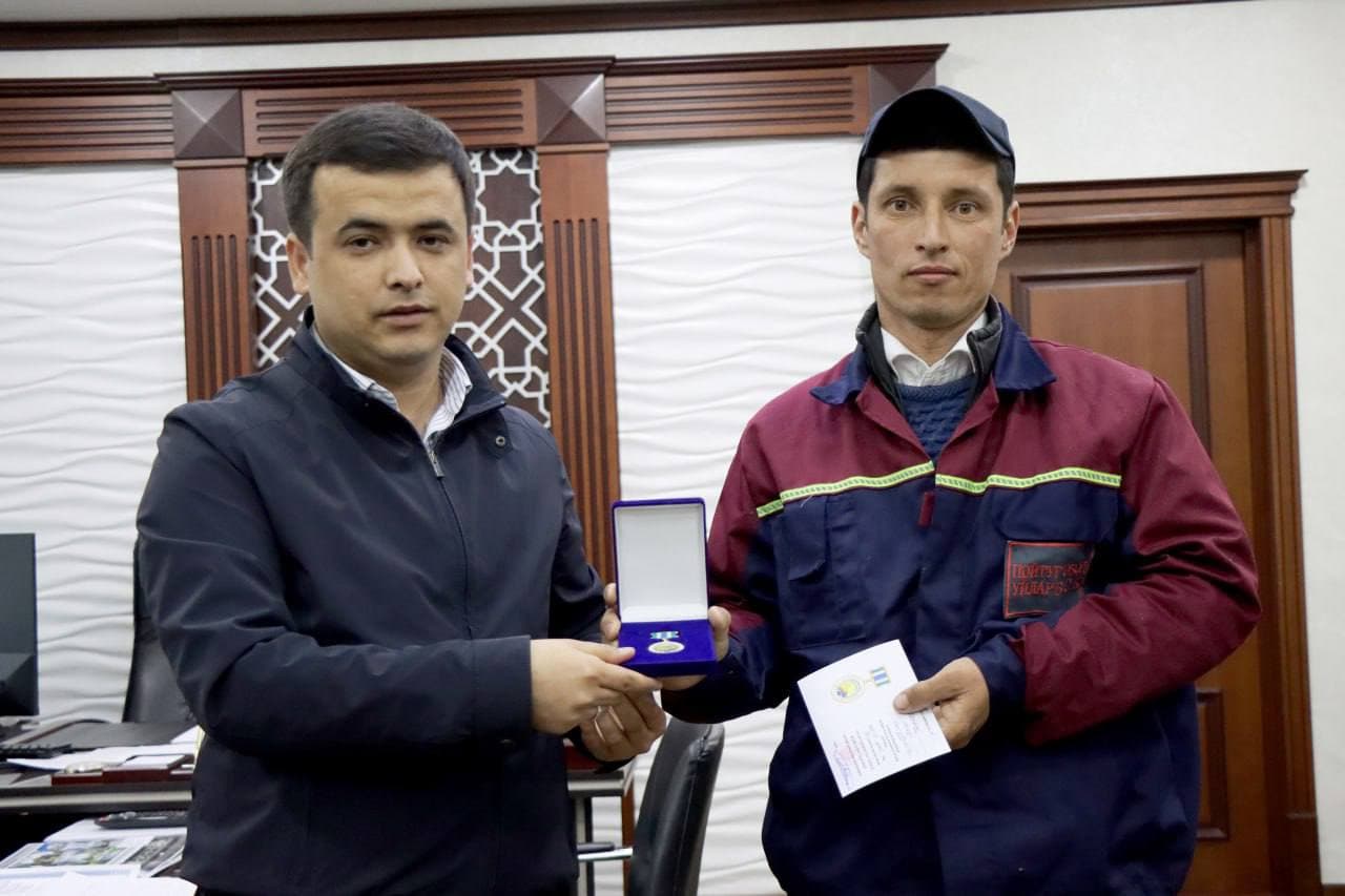 ”Uy-joy kommunal xizmat koʻrsatish aʼlochisi” koʻkrak nishoni oʻz egalariga yetkazildi