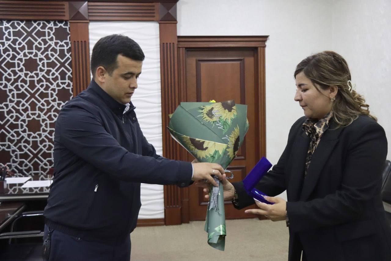 ”Uy-joy kommunal xizmat koʻrsatish aʼlochisi” koʻkrak nishoni oʻz egalariga yetkazildi