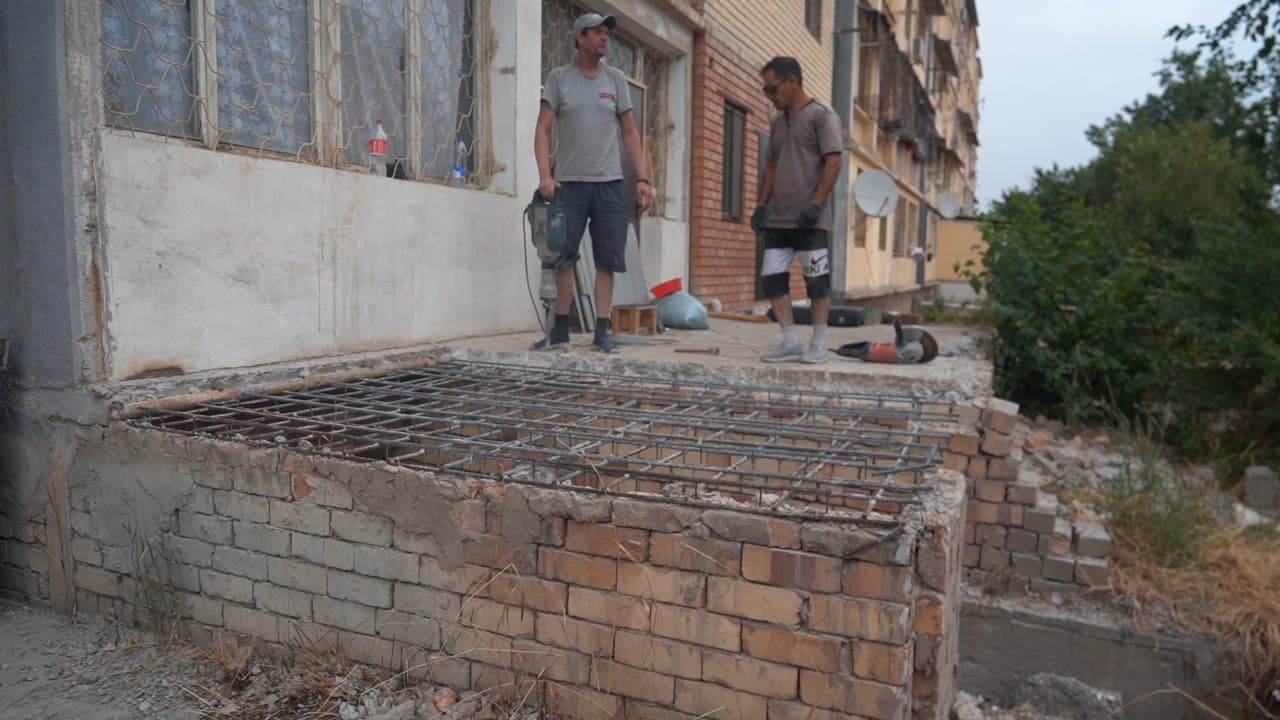 Toshkent shahrida koʻp qavatli uylar atrofida oʻzboshimchalik bilan qurilgan qurilmalar bartaraf etilmoqda