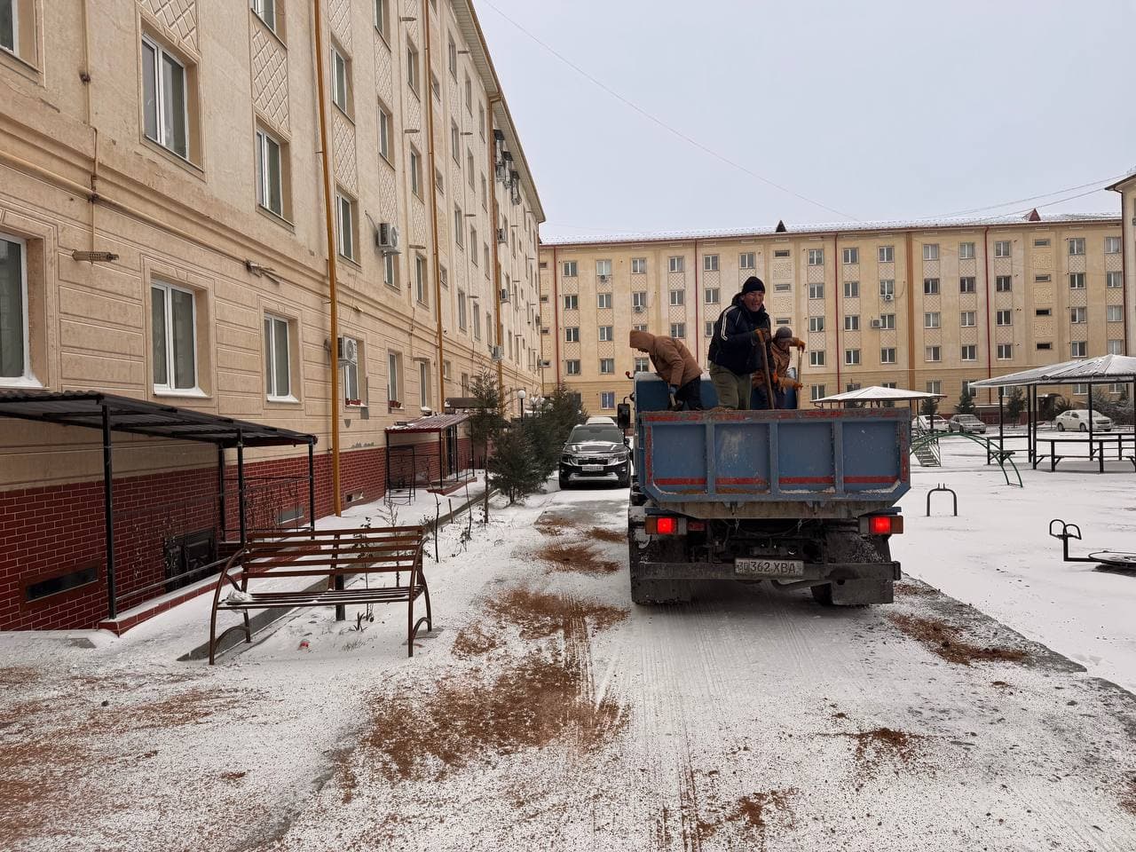 Ko‘p qavatli uylar atrofi qordan tozalanmoqda