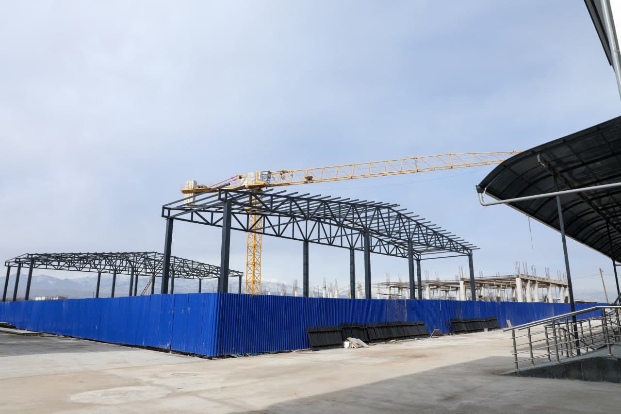 Surxondaryoda turar joylar va ijtimoiy obyektlar qurilishi ijrosi o‘rganildi