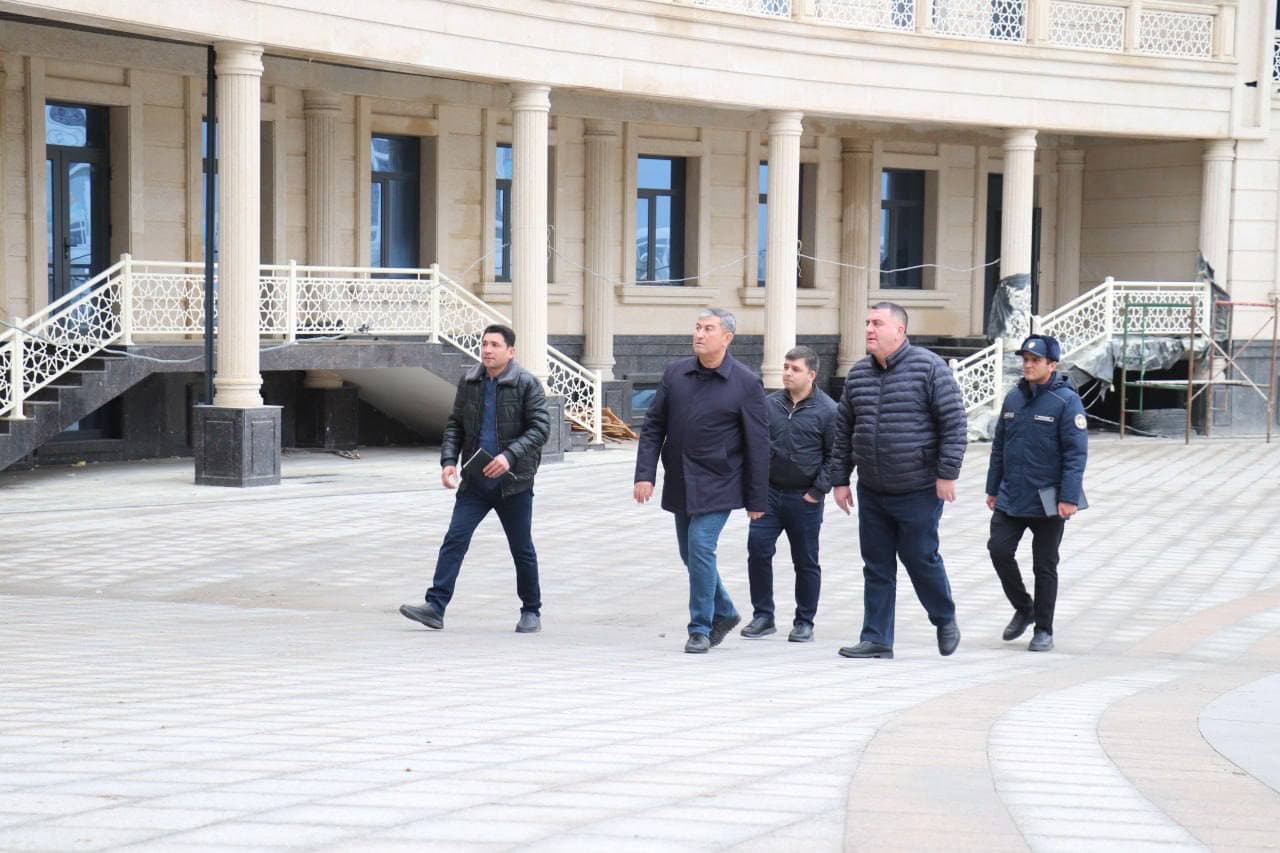 Imom al-Buxoriy majmuasi hududida barpo etilayotgan mehmonxonalar qurilishi ko'zdan kechirildi