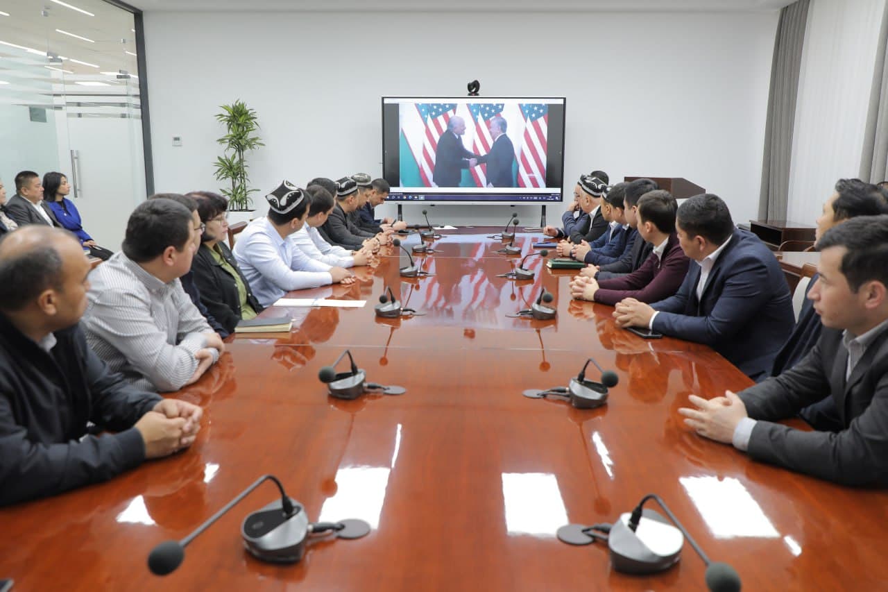 Siyosiy-maʼrifat soati